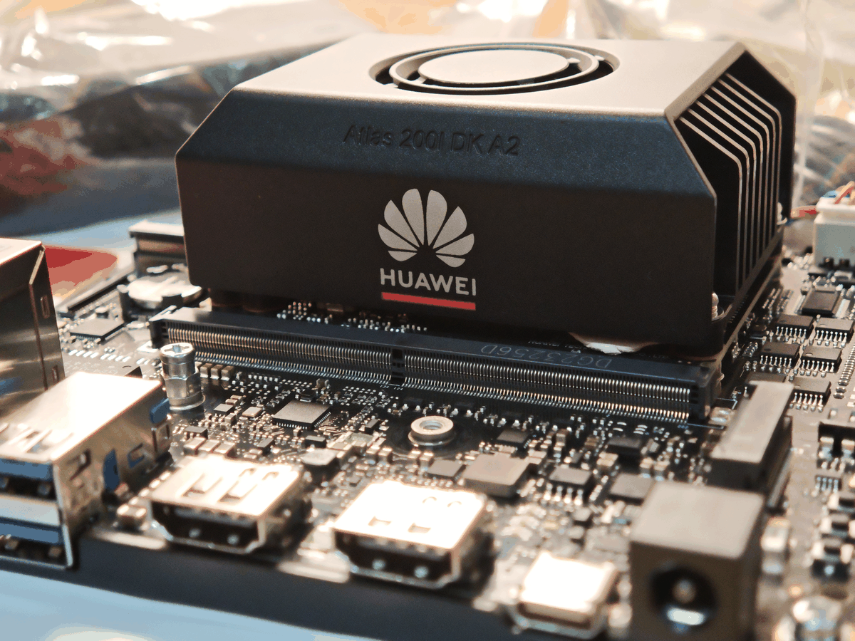 Huawei Atlas 200I DK A2 development board used for Ascend 310 edge AI validation.