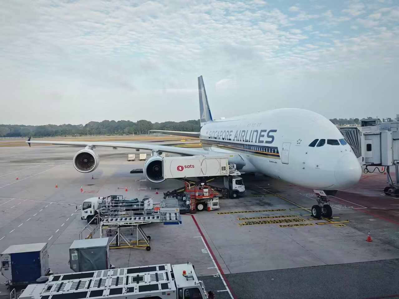新加坡航空 A380 客机停靠在机场廊桥旁